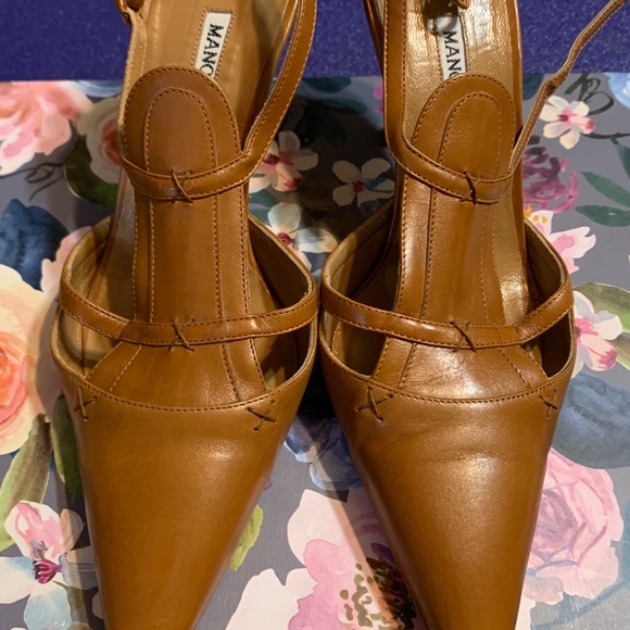 Manolo Blahnik Camel-Color Point-Toe Kitten Heels - Picture 3 of 7